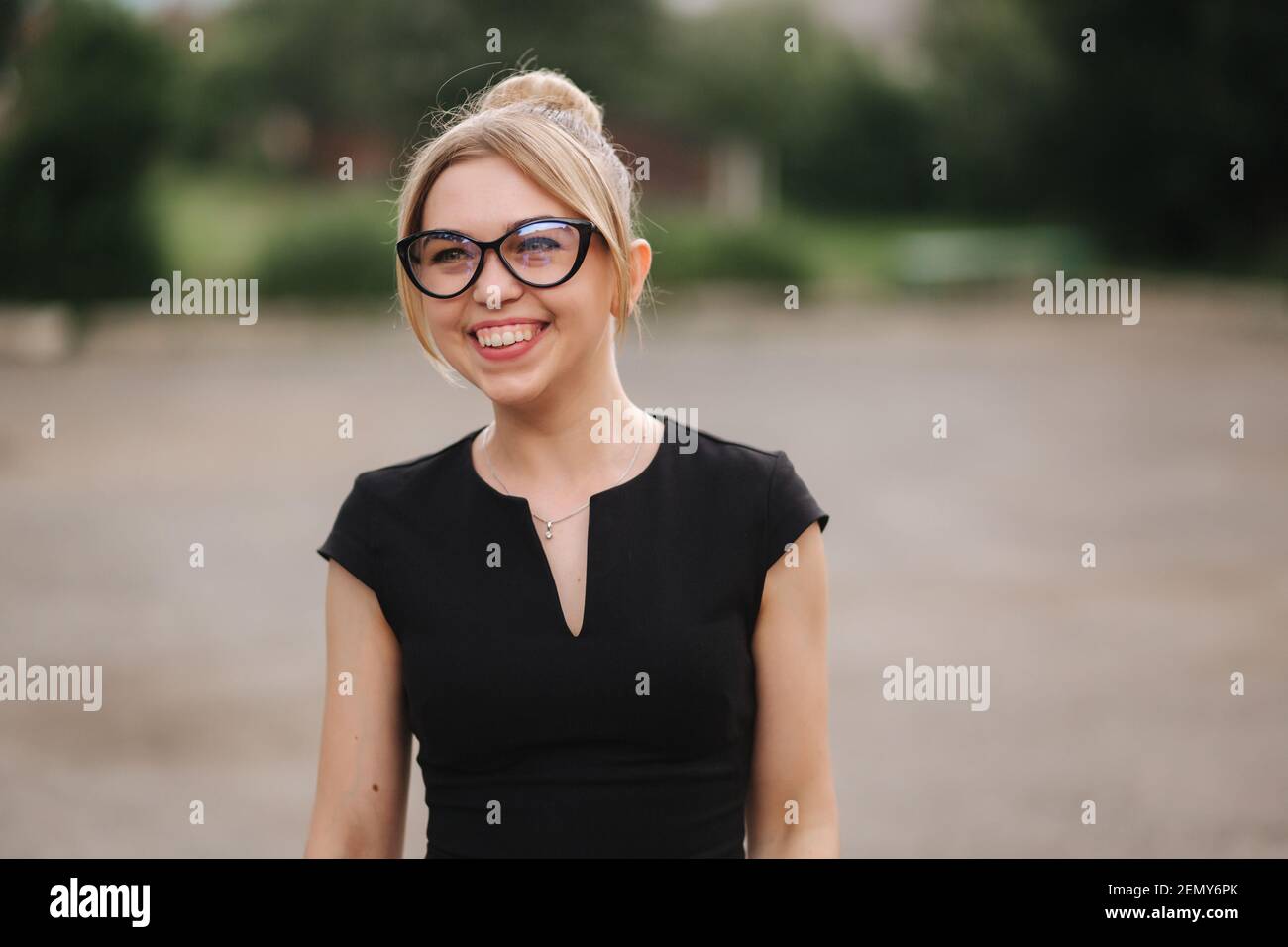 Retrato de maestro sorprendido al aire libre. Mujer en gafas de sol Foto de stock