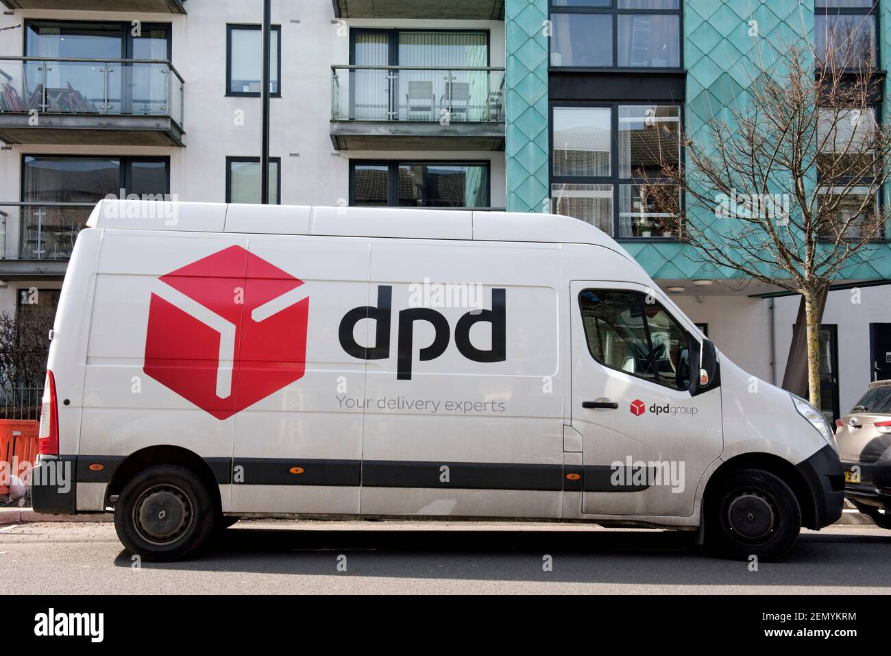 dpd Delivery Van aparcado fuera de los pisos, Drayton Park, Highbury, Borough de Londres de Islington Foto de stock