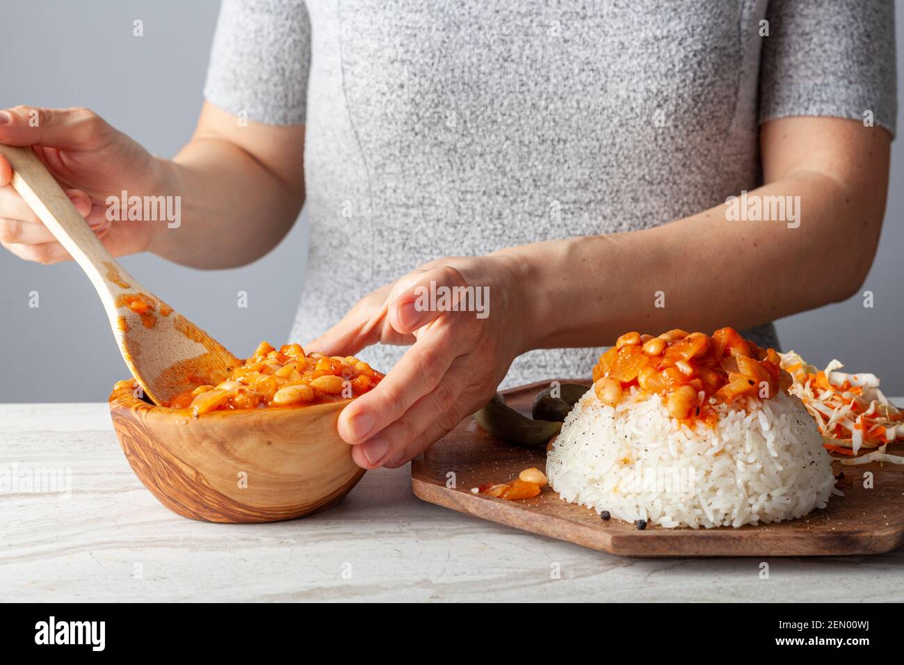 Guiso de frijoles sobre pilaf de arroz conocido como Pilav ustu kuru La fasulye es un plato popular en Turquía, donde los frijoles haricot guisado con especias y salsa de tomate es trans Foto de stock