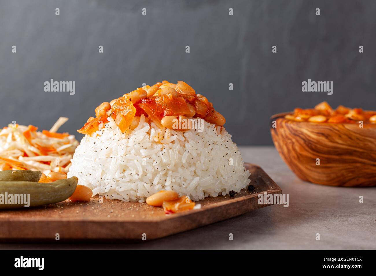 Guiso de frijoles sobre pilaf de arroz conocido como Pilav ustu kuru La fasulye es un plato popular en Turquía, donde los frijoles haricot guisado con especias y salsa de tomate es trans Foto de stock
