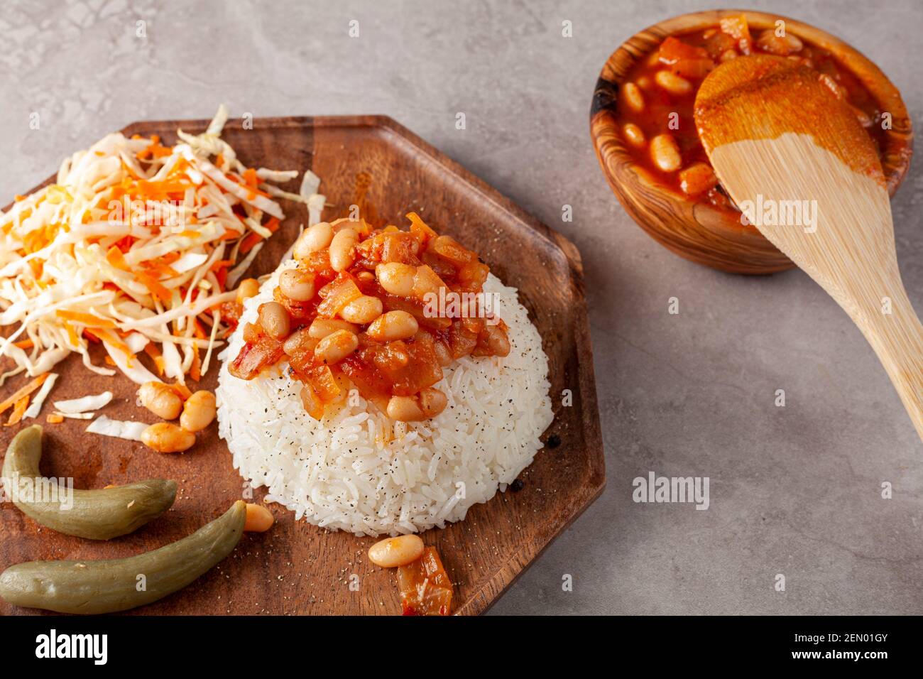 Guiso de frijoles sobre pilaf de arroz conocido como Pilav ustu kuru La fasulye es un plato popular en Turquía, donde los frijoles haricot guisado con especias y salsa de tomate es trans Foto de stock