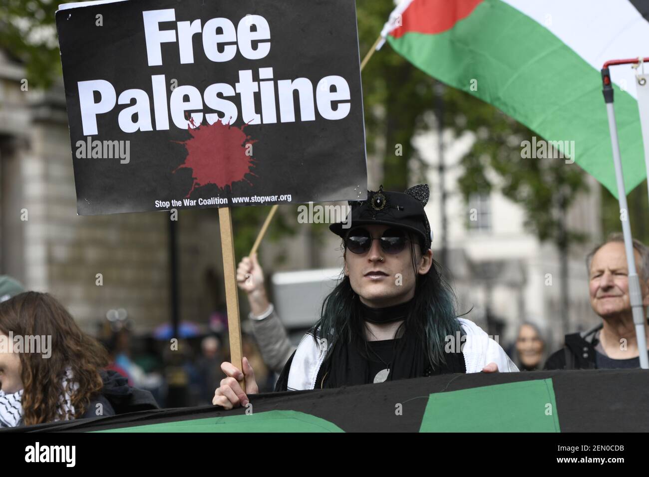Un manifestante es visto sosteniendo un cartel que dice que Palestina libre durante la manifestación. El activista palestino de derechos humanos Ahed Tamimi se unió a la demo nacional para Palestina. Los manifestantes se reunieron en Portland Place y marcharon a Whitehall en Londres, uniéndose a una manifestación mundial para mostrar solidaridad con los ciudadanos palestinos y también para exigir el respeto de los derechos de los palestinos y defender los derechos a regresar a su territorio. (Foto de Andres Pantoja / SOPA Images/Sipa USA) Foto de stock