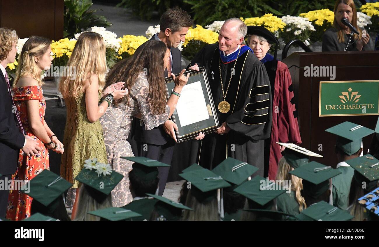 La familia de Riley Howell recibe su diploma durante los ejercicios de iniciación de UNC Charlotte el sábado, 11 de mayo de 2019, en Charlotte, Carolina del Norte Howell murió en el rodaje del campus de UNC Charlotte el 30 de abril. (Foto de David T. Foster III/Charlotte Observer/TNS/Sipa USA) Foto de stock