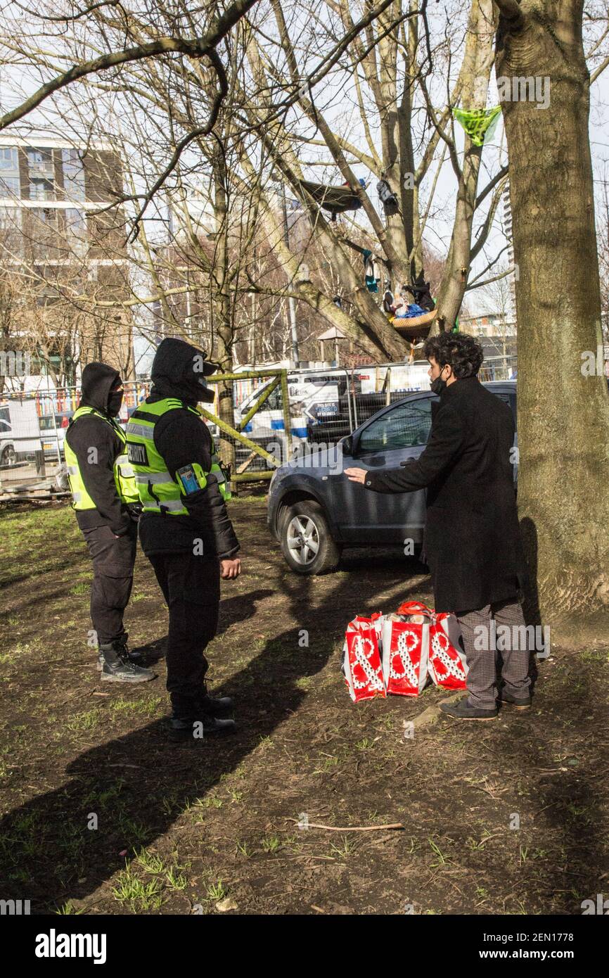 Londres, Reino Unido. 23 de febrero de 2021. Es el segundo día de "arbolado" en los Jardines York de Londres, Battersea, donde tres activistas han subido y ocupado un álamo negro de 100 años para salvarlo de la tala. James, un empresario local de alimentos, trata de transmitir alimentos y servicios a los bailaores, para apoyar a los protectores de los árboles. Los rescates le niegan el derecho a traerles sus maletas, declarando que es una orden del Consejo - o de su empleador directo Taylor Wimpey Homes. Los bailaíffs no quieren compartir información sobre quién dio la orden. Foto de stock