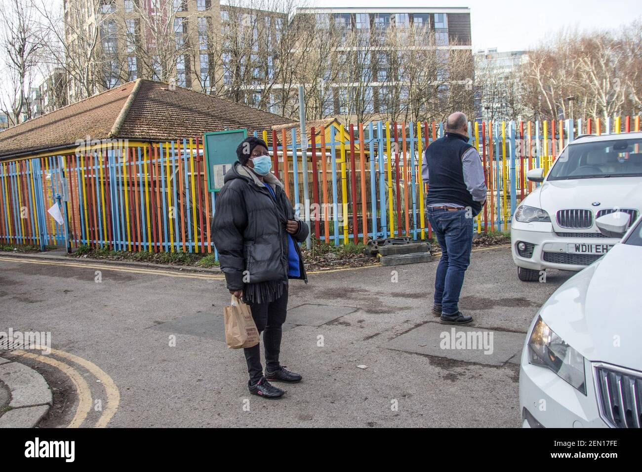 Londres, Reino Unido. 23 de febrero de 2021. Es la tarde del segundo día de "árbol sentado" en los Jardines York de Londres, Battersea, tres activistas han subido y ocupado un álamo negro de 100 años para salvarlo de la tala. una mujer local compró algunos burritos para los protectores de árboles y pide a los bailaores que los transmitan a los activistas. Los rescates le niegan el derecho a traer comida, y declaran que es una orden del Consejo - o de su empleador Taylor Wimpey Homes. Pronto no quieren compartir información sobre quién dio la orden. Foto de stock