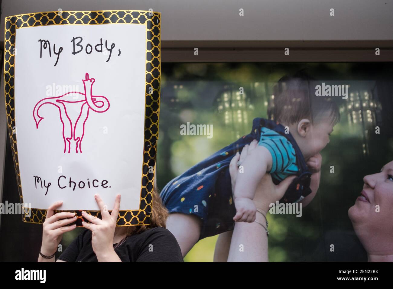 Un activista vio sostener un cartel que dice mi cuerpo mi elección durante la protesta. Activistas por los derechos del aborto participaron en la detención de las prohibiciones se reúnen a nivel nacional después de que varios estados aprueban las facturas de latidos cardíacos fetales. (Foto de Megan Jelinger / SOPA Images/Sipa USA) Foto de stock