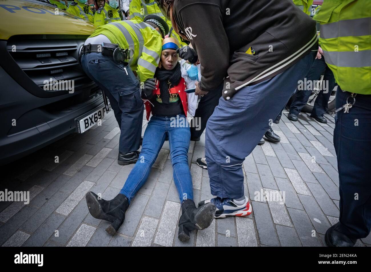 Coronavirus: La policía rompe y hace arrestos durante un intento de un evento musical contra el bloqueo en la plaza Windrush de Brixton, Londres, Reino Unido. Foto de stock