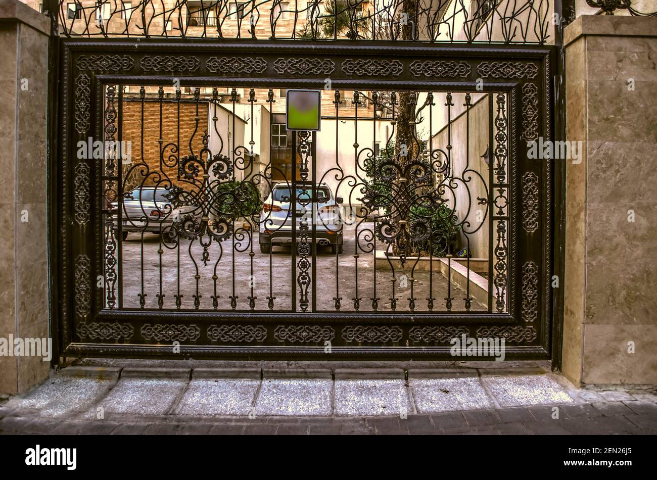Puerta corredera de hierro negro fotografías e imágenes de alta resolución  - Alamy