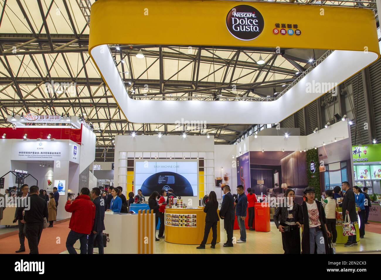 FILE--la gente visita el stand de café instantáneo Nescafe de Nestlé  durante una exposición en Shanghai, China, 1 de abril de 2019. Nestlé ha  lanzado una serie de nuevos productos de café