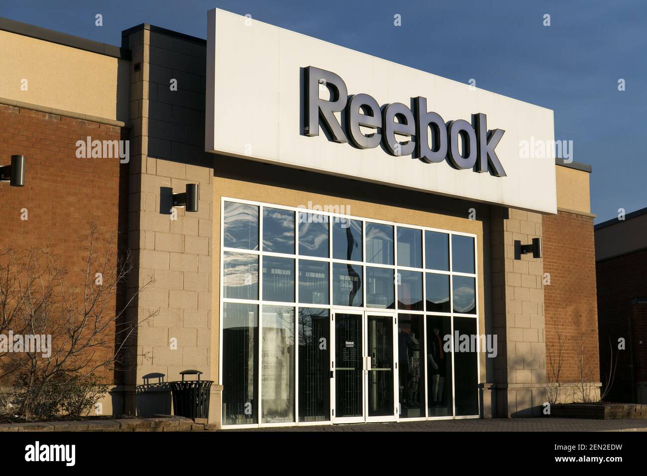 Oportuno En riesgo antiguo Un cartel con el logotipo fuera de una tienda de venta al por menor de  Reebok en Boucherville, Quebec, Canadá, el 21 de abril de 2019. (Foto de  Kristoffer Tripplaar/Sipa USA Fotografía