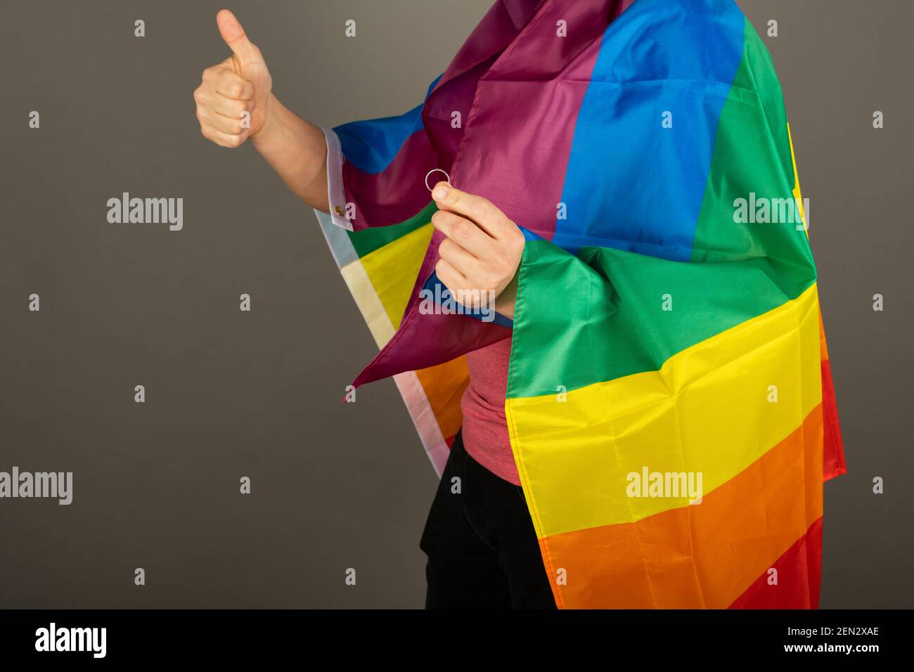 Hombre gay vestido con camiseta rosa y una bandera arcoiris Fotografía de  stock - Alamy