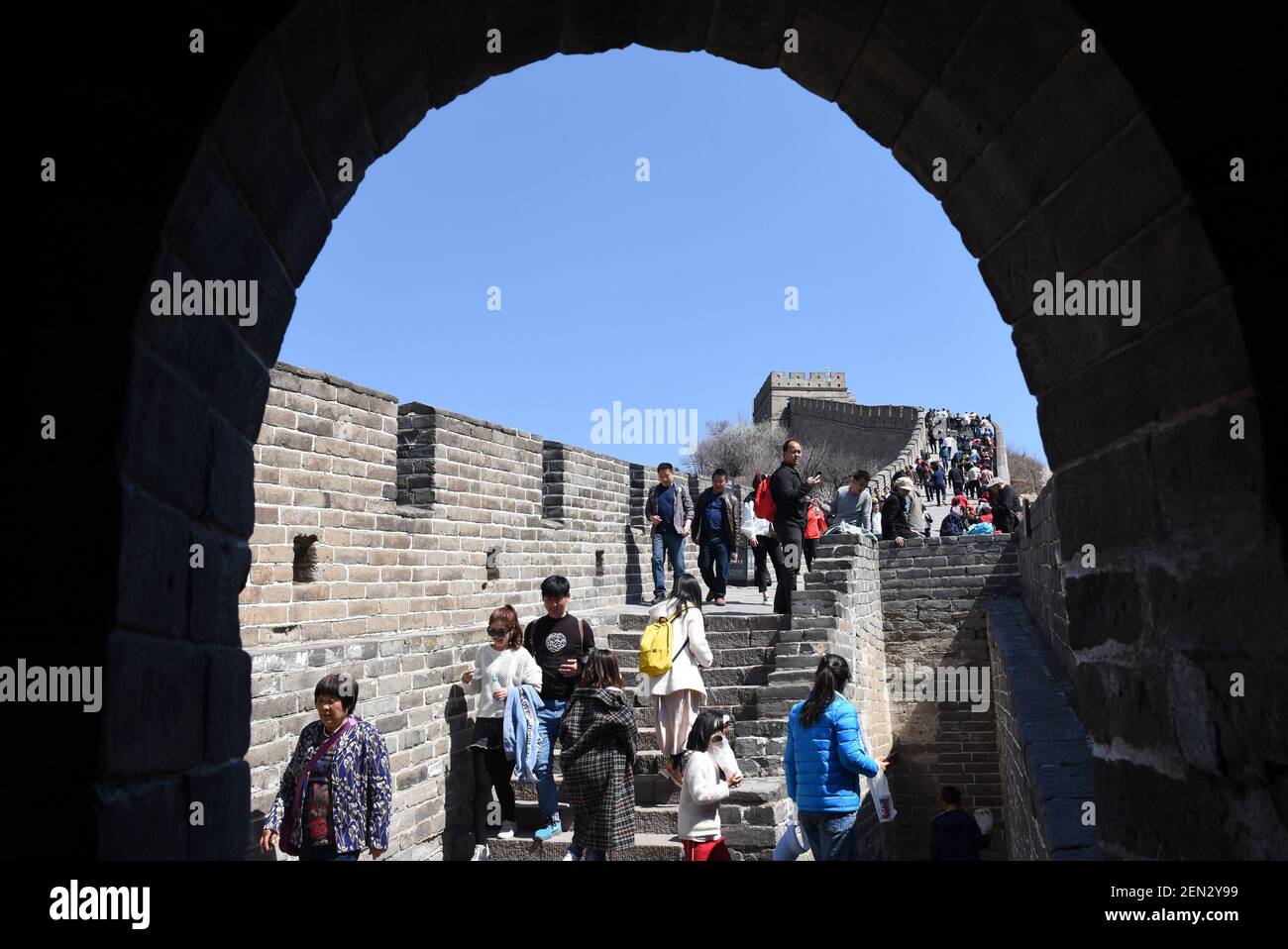 --FILE--turistas chinos se agolpan en la Gran Muralla de Badaling en Beijing, China, 4 de abril de 2019. En un intento por mantener a la multitud en el tamaño, las autoridades a cargo de la sección de Badaling de la Gran Muralla en el norte de Beijing están introduciendo billetes en línea de nombre real a partir del 1 de junio, con el diario de emisión limitada a 65,000 por día, informa el diario Beijing. Los visitantes individuales y en grupo deben reservar sus entradas una semana antes de su llegada. Una vez allí, los visitantes tendrán que escanear sus tarjetas de identificación para acceder al Sitio del Patrimonio Mundial. En 2018, la sección Badaling de la Gran Muralla recibe Foto de stock