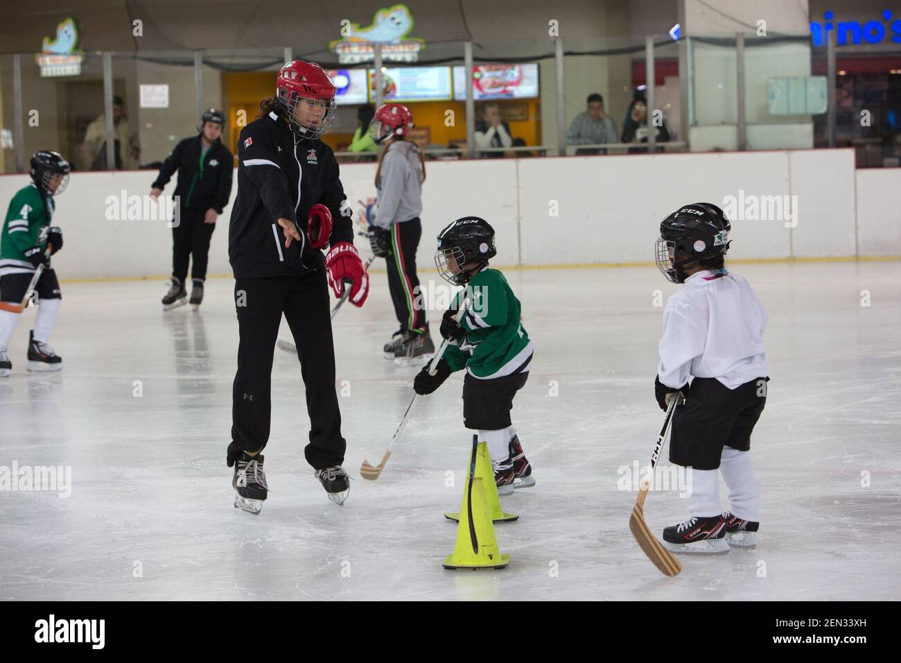 Frida Cárdenas Castro, de 21 años, uno de los delanteros de la selección  femenil de México de hockey sobre hielo, da instrucciones a un grupo de  niños que ella ayuda a entrenador