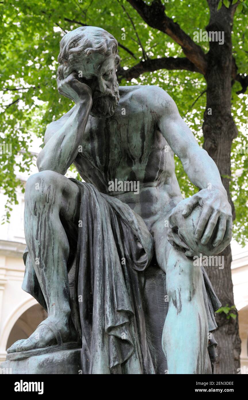 Escultura de bronce de como hombre pensando, Musée des Beaux Art Fotografía  de stock - Alamy