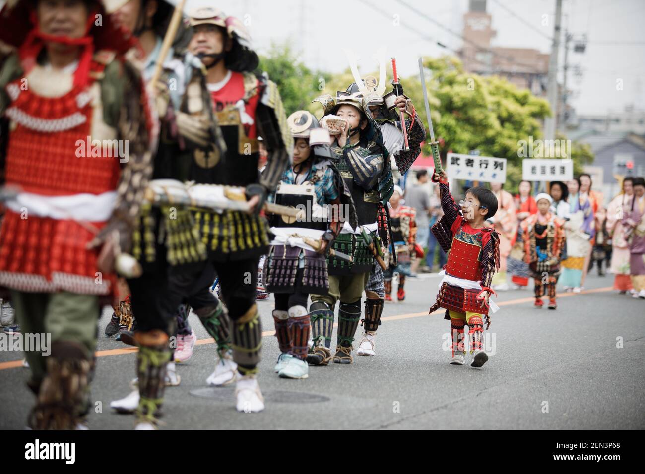 Un niño sostiene una espada durante el Festival Histórico del campo de