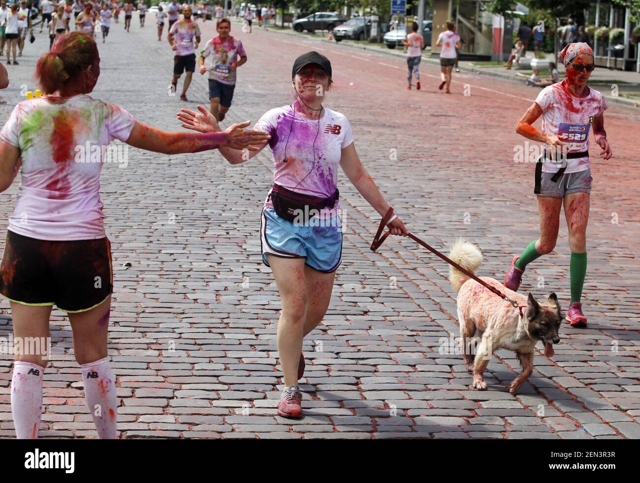 la mujer y su perro se ducharon en colores durante la carrera. El Color Run,  también conocido como "los 5,000 metros más felices del planeta", es una  serie de eventos y una