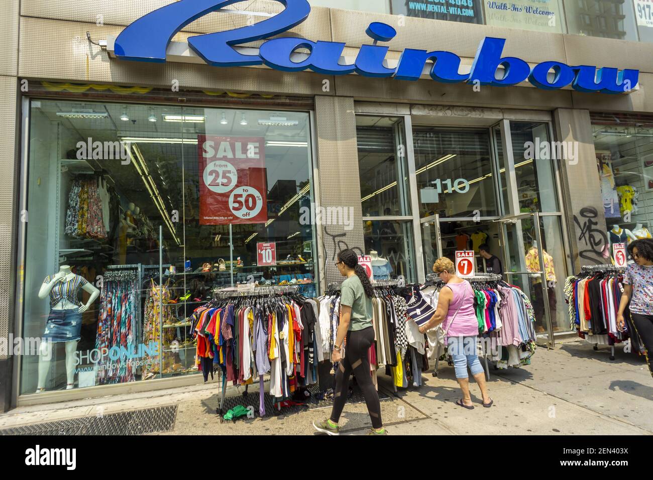 Los compradores buscan barata y otras fabricadas en una tienda Rainbow en el barrio del Lower East Side de Nueva York el domingo, 2 de junio de 2019. (