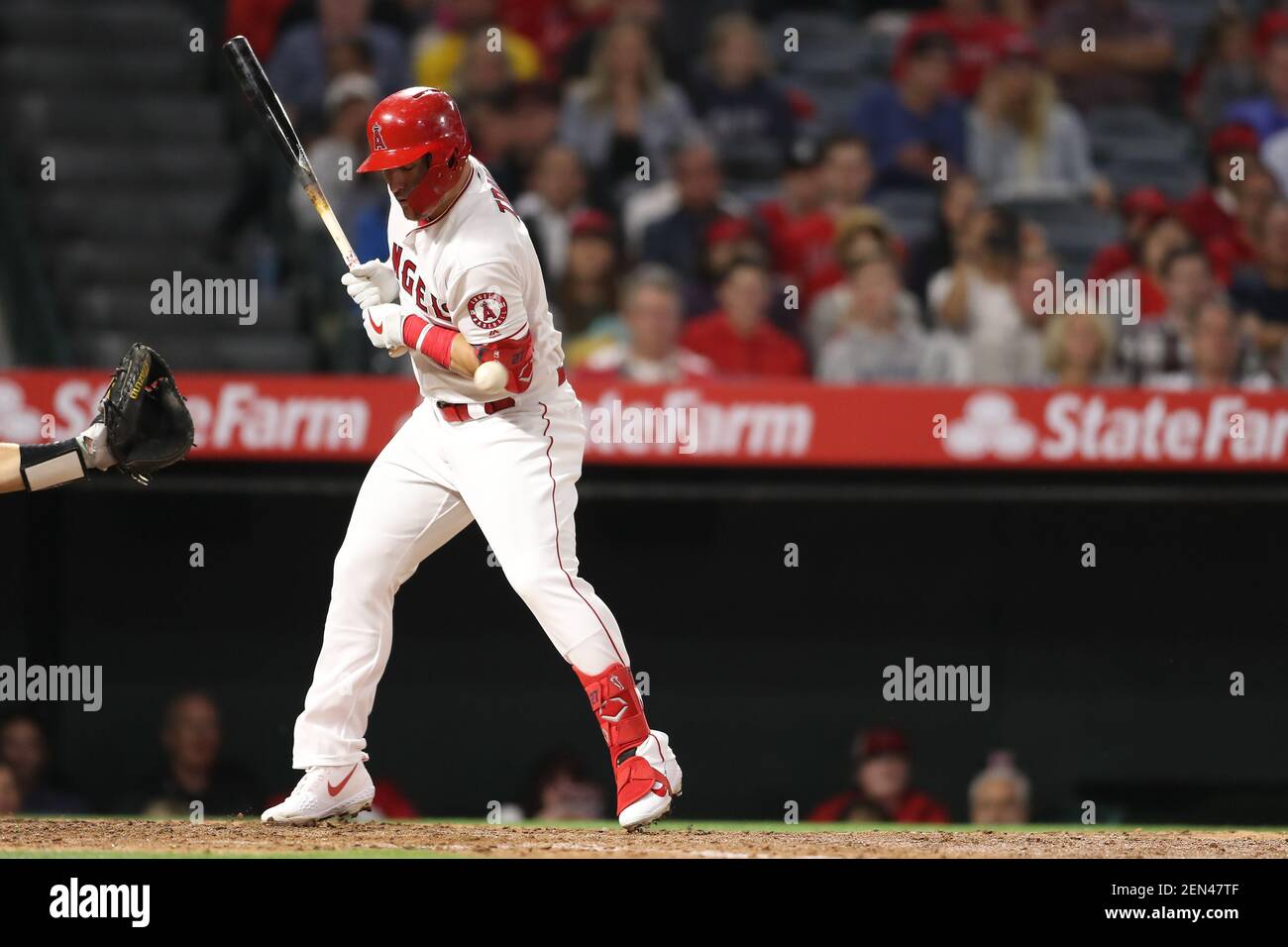 4 de junio de 2019: Mike Trout (27), el jardinero del centro los Angeles  Angels, recibe el golpe de un campo en el coderas durante el partido entre  LOS ANGELES A's y