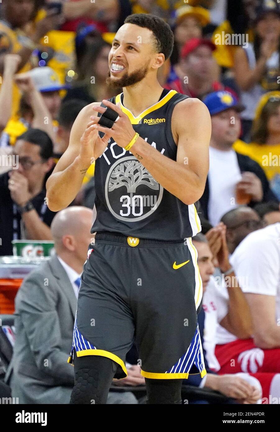7 de junio de 2019; Oakland, CA, EE.UU.; El guardia de Golden State  Warriors Stephen Curry (30) reacciona durante el segundo cuarto contra los  Toronto Raptors en el juego cuatro de las