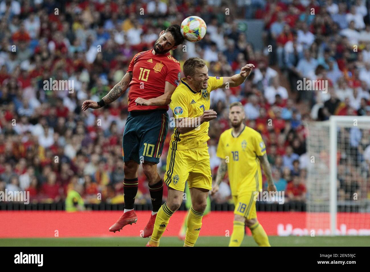 El jugador de la selección de España ISCO y el de la selección nacional Suecia Sebastian Larsson se vieron en acción durante el partido de clasificación de la UEFA