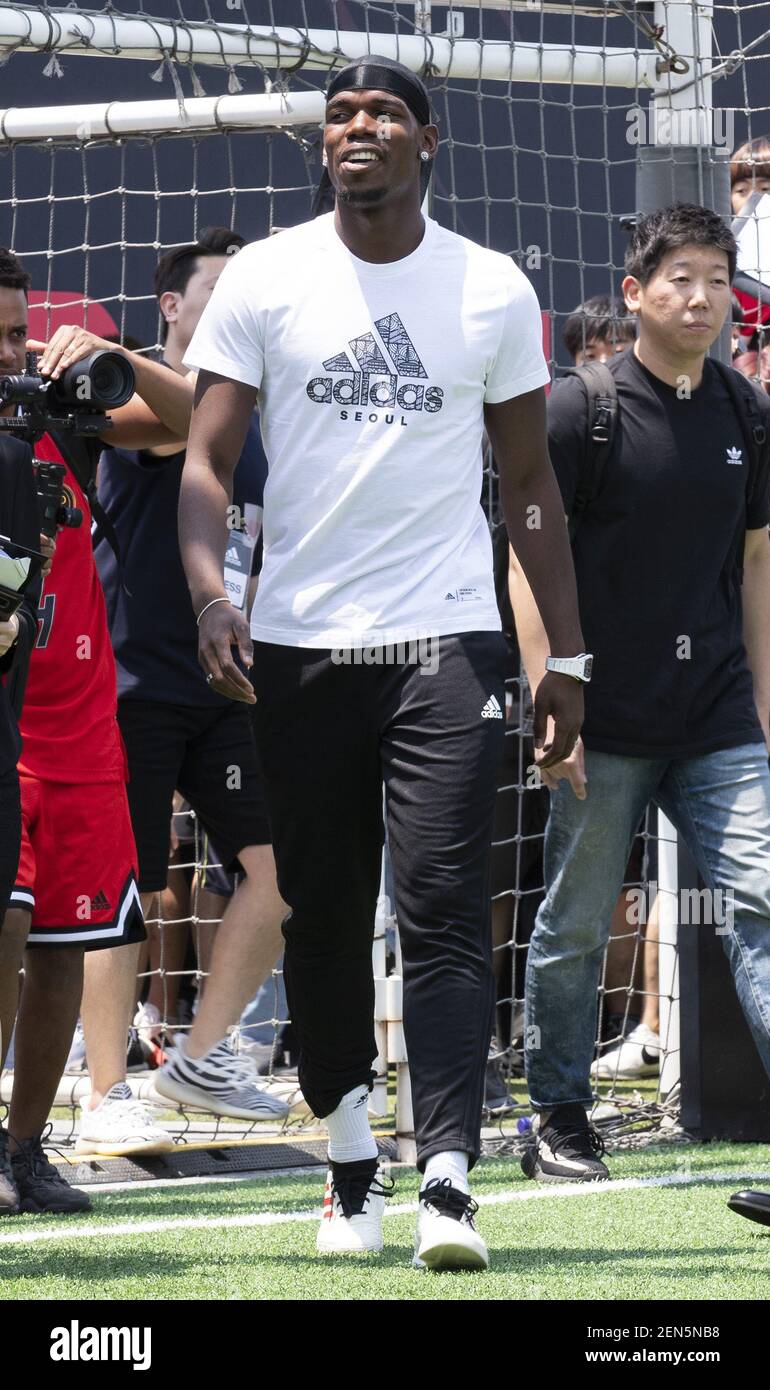 El jugador del club de la Premier League Manchester United Paul Pogba, de  nacionalidad francesa, asiste al evento de la gira adidas X Paul Pogba Asia  en el centro comercial I-Park en