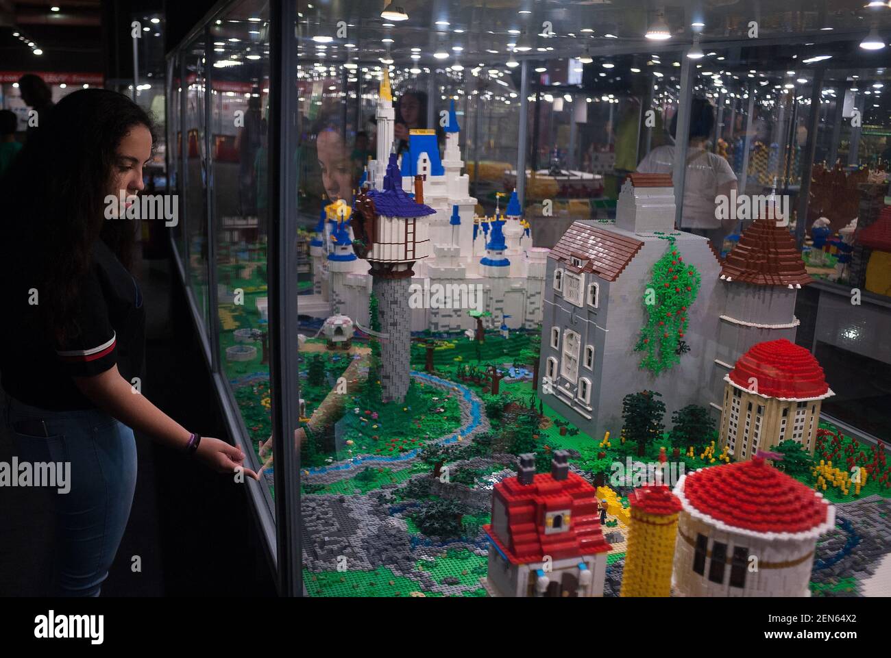 Una mujer observa las maquetas que se muestran dentro de un gabinete de  vidrio durante la exposición. La exposición LEGO es una exposición  temporal, la más grande de Europa sobre figuras de