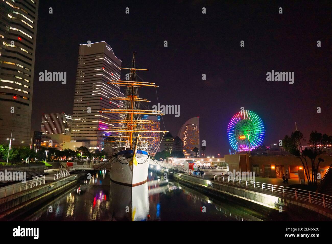 Vista nocturna de Yokohama, donde hay canales, rascacielos, norias, etc. fotografiados en julio de 2015, Japón. Foto de stock