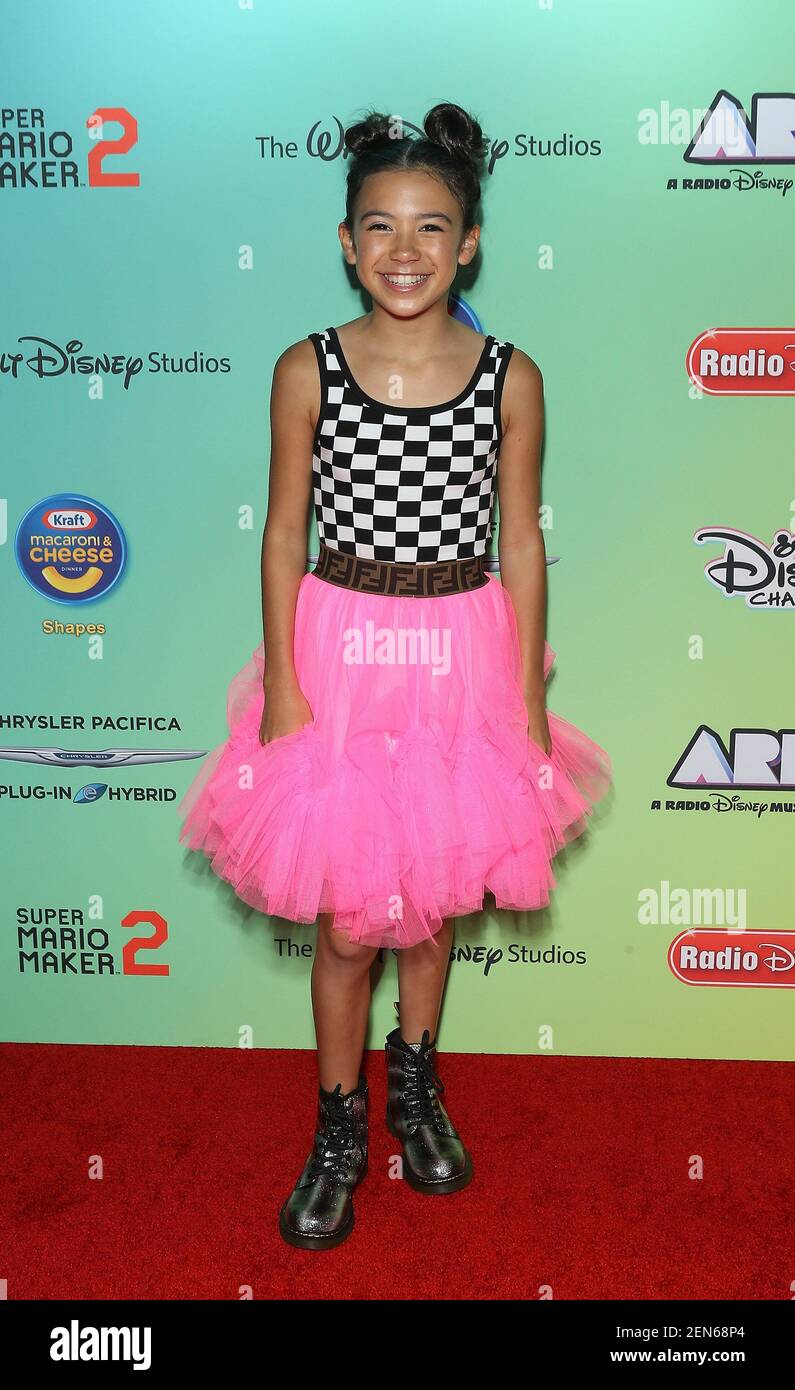 STUDIO CITY, CALIFORNIA - JUNIO 16: Scarlett Estevez asiste a los Radio  Disney Music Awards 2019 en