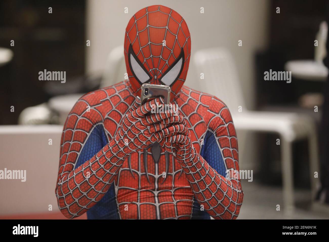 Un cineasta chino con traje de Spider-Man espera dentro de un cine antes  del estreno a medianoche de 'Vengadores: Endgame' de Disney y Marvel en  Shanghai, China, 24 de abril de 2019.