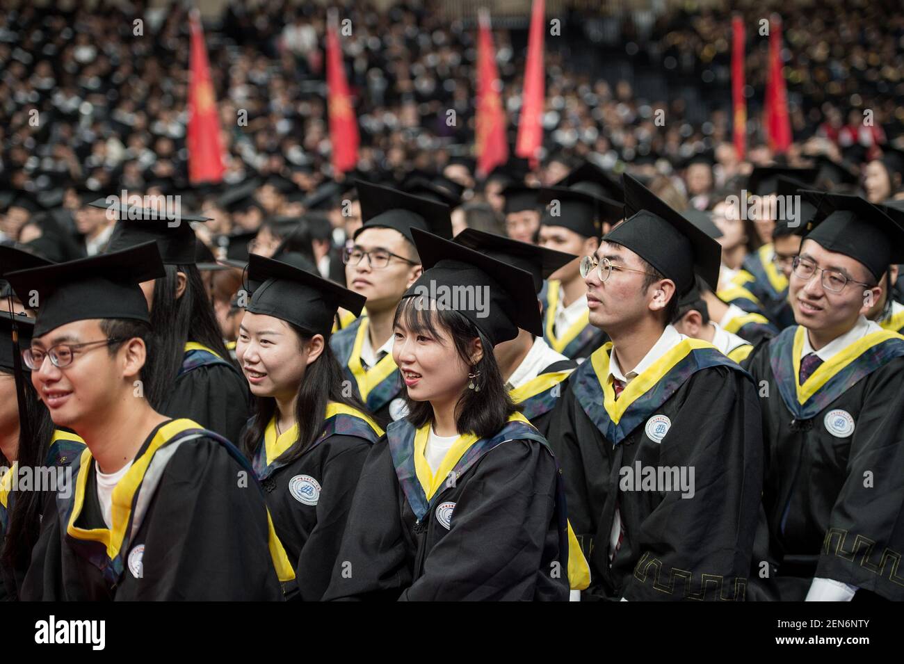 Los estudiantes universitarios vestidos con vestidos de trajes académicos  participan en una ceremonia de graduación en la Universidad de Ciencia y  Tecnología de Huazhong en la ciudad de Wuhan, provincia central de