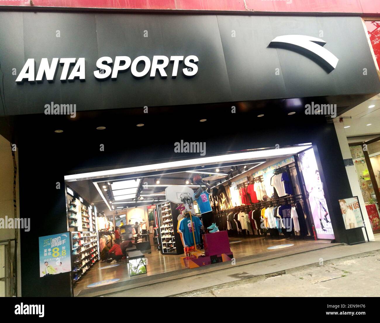 FILE--Vista una tienda de deportiva de Anta en la ciudad de Huaibei, provincia de Anhui, al este de China, 1 de mayo de 2019. Las acciones de Anta, la