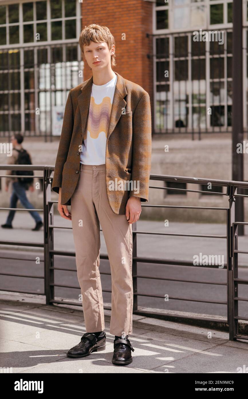 Mujeres y hombres de moda posan para el broche de la calle durante la  Semana de la Moda de París hombres Primavera/Verano 2020 en París, Francia,  10 de julio de 2019. (Foto