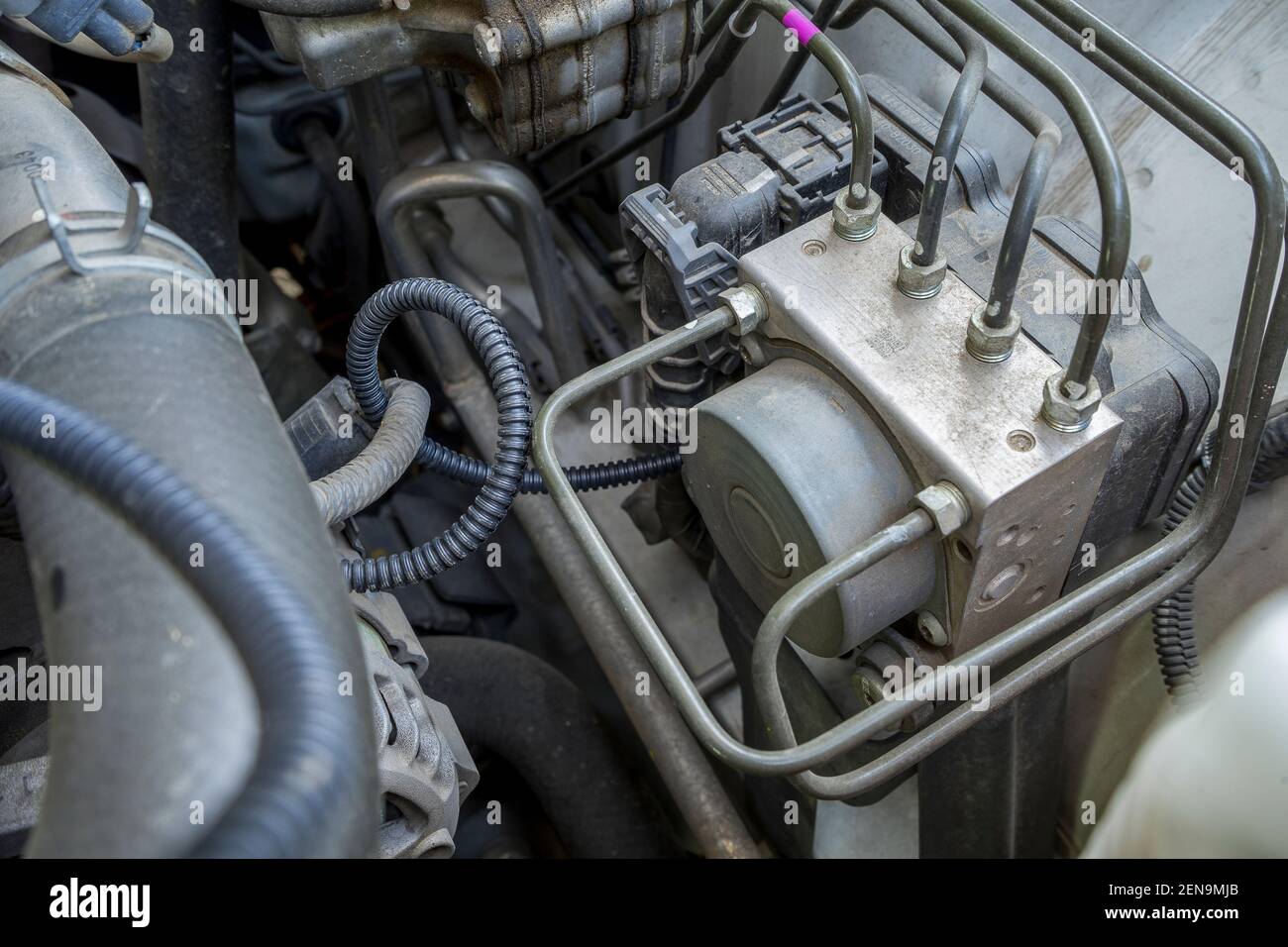 Caja de control del módulo del ABS con tubos del sistema de frenos del coche  Fotografía de stock - Alamy