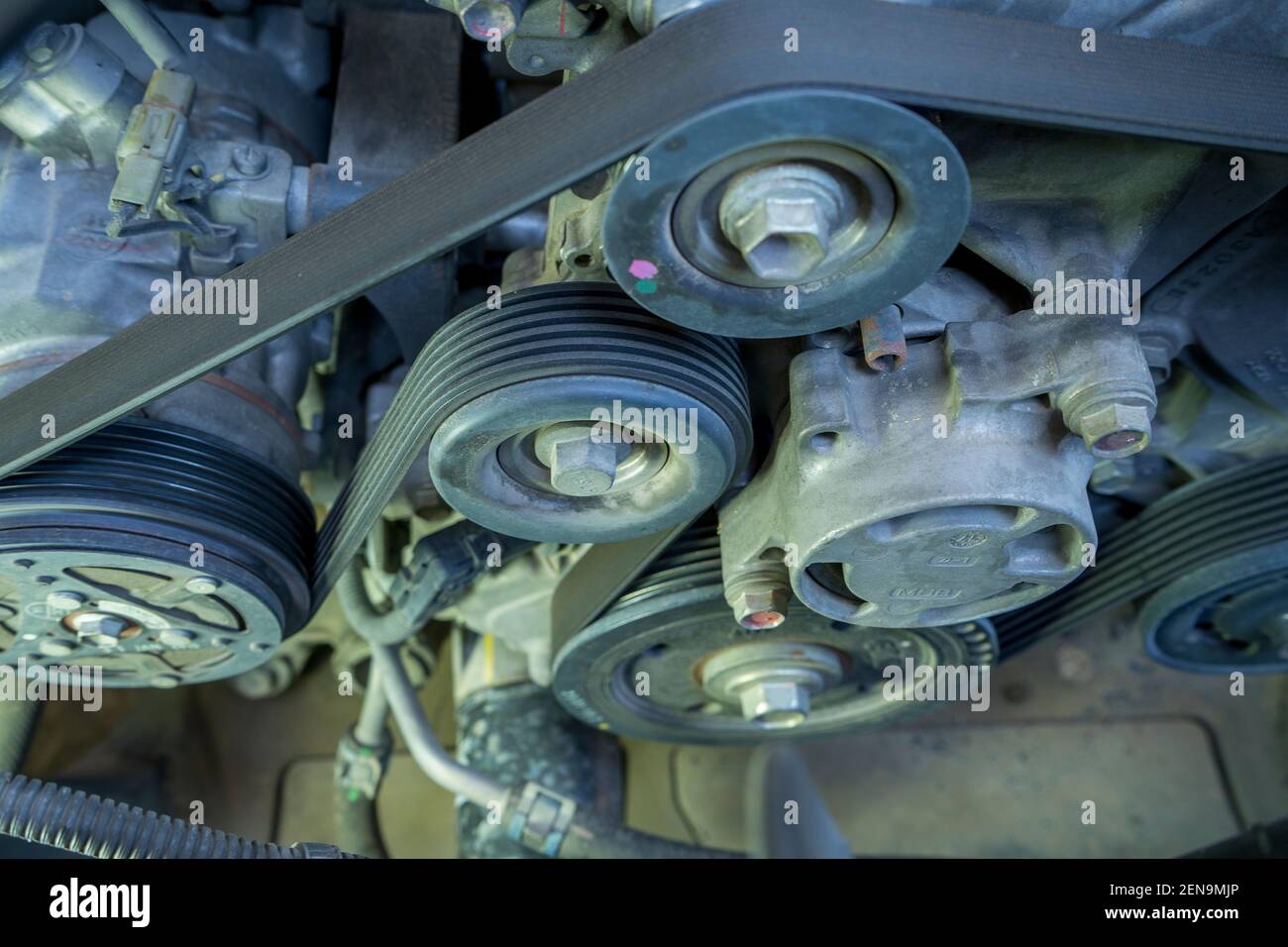 el detalle del fragmento del motor incluye la correa del generador del  compresor de aire acondicionado y la polea Fotografía de stock - Alamy