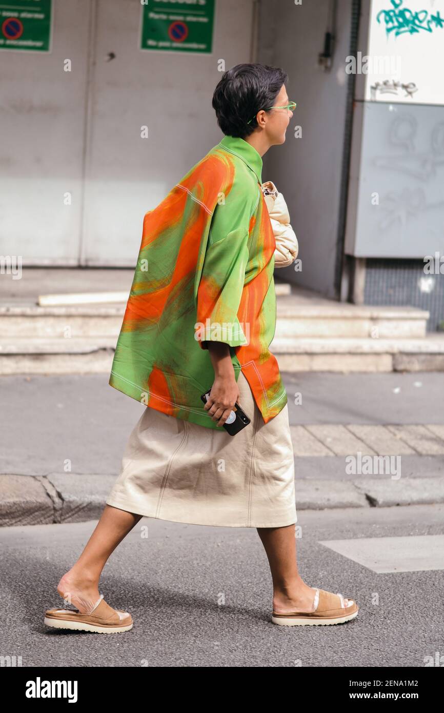 Mujeres y hombres de moda posan para el broche de la calle durante la  Semana de la Moda de París hombres Primavera/Verano 2020 en París, Francia,  11 de julio de 2019. (Foto