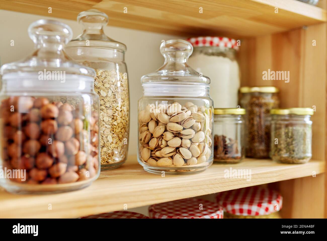 Despensa de cocina, estantes de madera con tarros y contenedores con  alimentos, almacenamiento de alimentos Fotografía de stock - Alamy