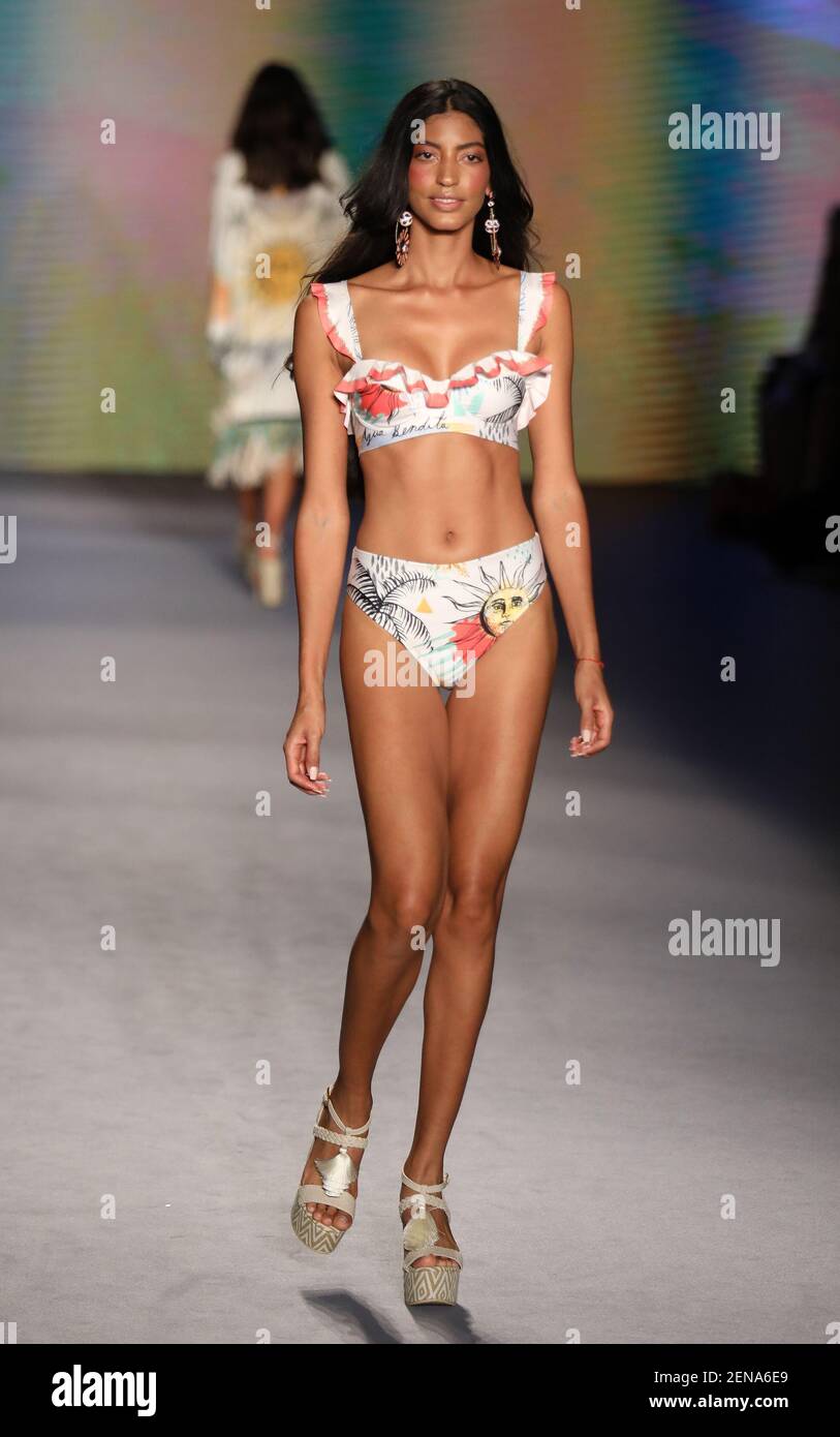 MIAMI BEACH, FLORIDA - 12 DE JULIO: Un modelo camina por la pista durante  el espectáculo de moda Yanbal agua Bendita X en el Paraiso Tent el 12 de  julio de 2019