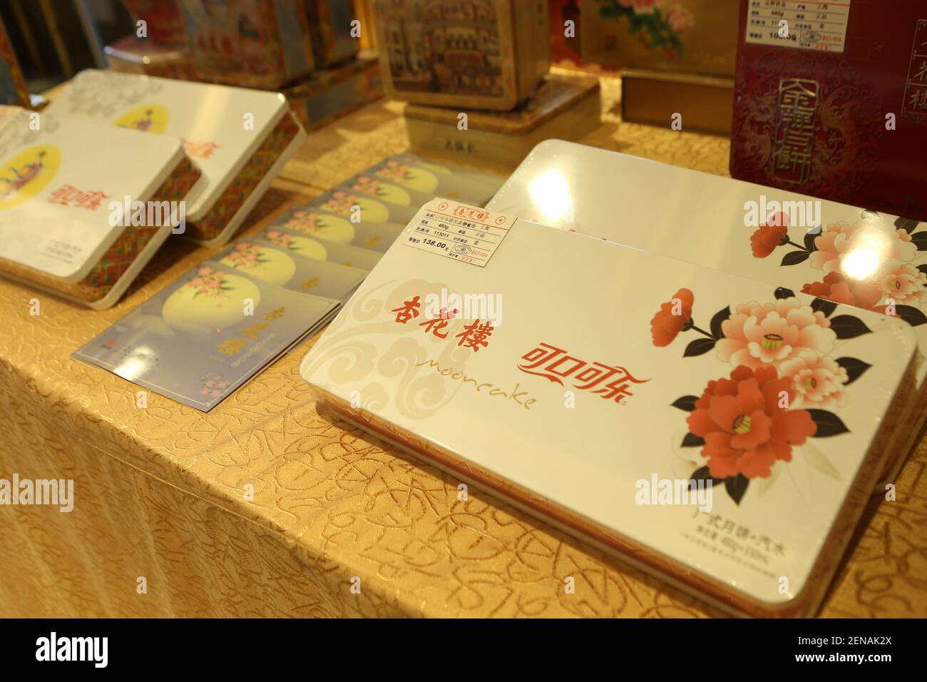 La caja de regalo de Marca conjunta compuesta de pastel de luna de Shanghai Xinghualou Food and Beverage Co., Ltd y Coca-Cola Company de los Estados Unidos, se lanza en Shanghai China, el 14 de julio de 2019. (Foto de Wang Yadong - Imaginechina/Sipa USA) Foto de stock
