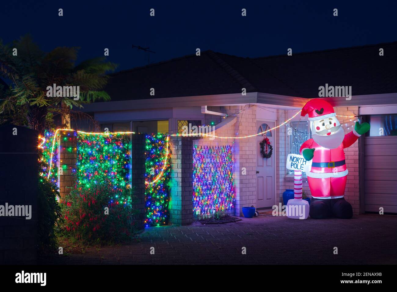 Decoraciones inflables de navidad fotografías e imágenes de alta resolución  - Alamy