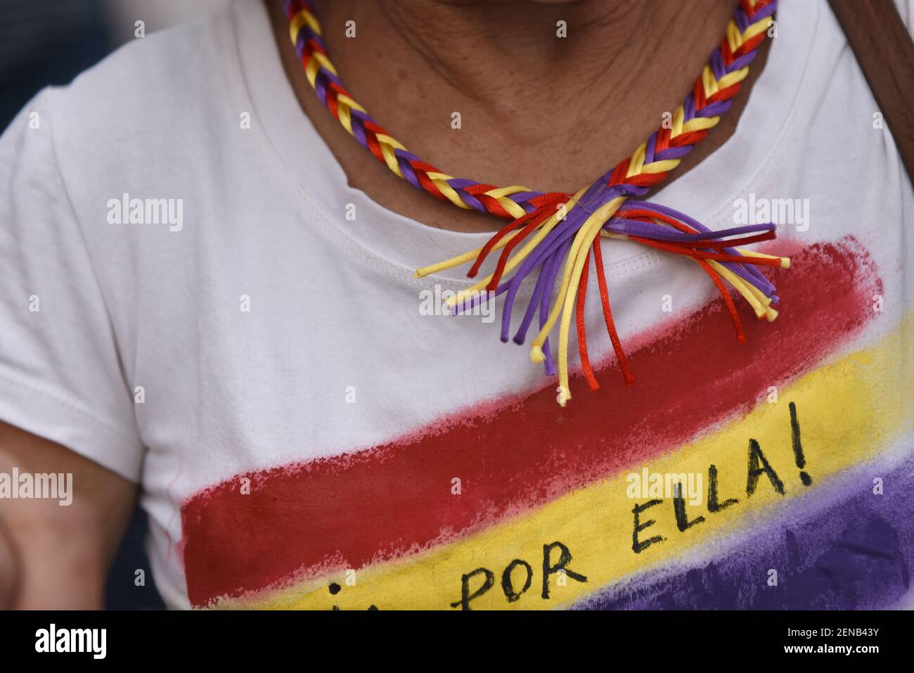 Una cinta con los colores de la bandera republicana española durante la  protesta. Coincidiendo con el 83º aniversario del inicio de la Guerra Civil  Española, cientos de personas se reunieron en Madrid