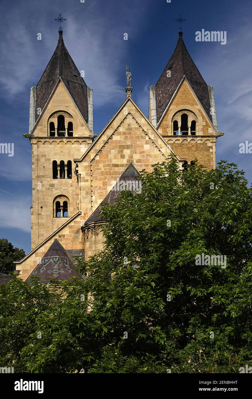 Iglesia construida a principios de 1200 fotografías e imágenes de alta