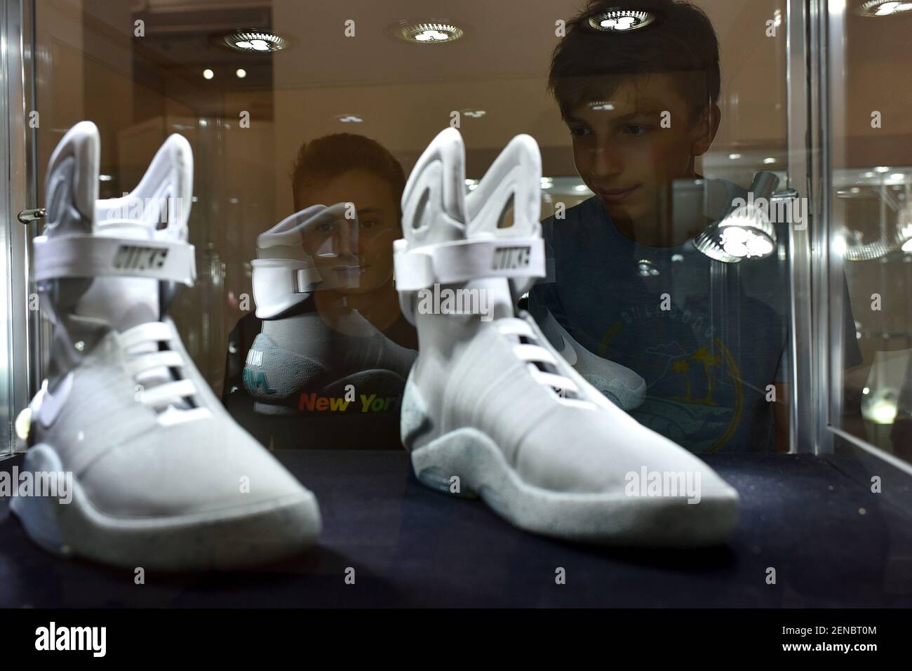 L-R) Julius Gross, 15 y Demien Weber, 15, miran un par de 2011 “regreso al  futuro II” Nike Mags en la colección Sotheby's & Stadium Goods Ultimate  Sneaker con 100 de las