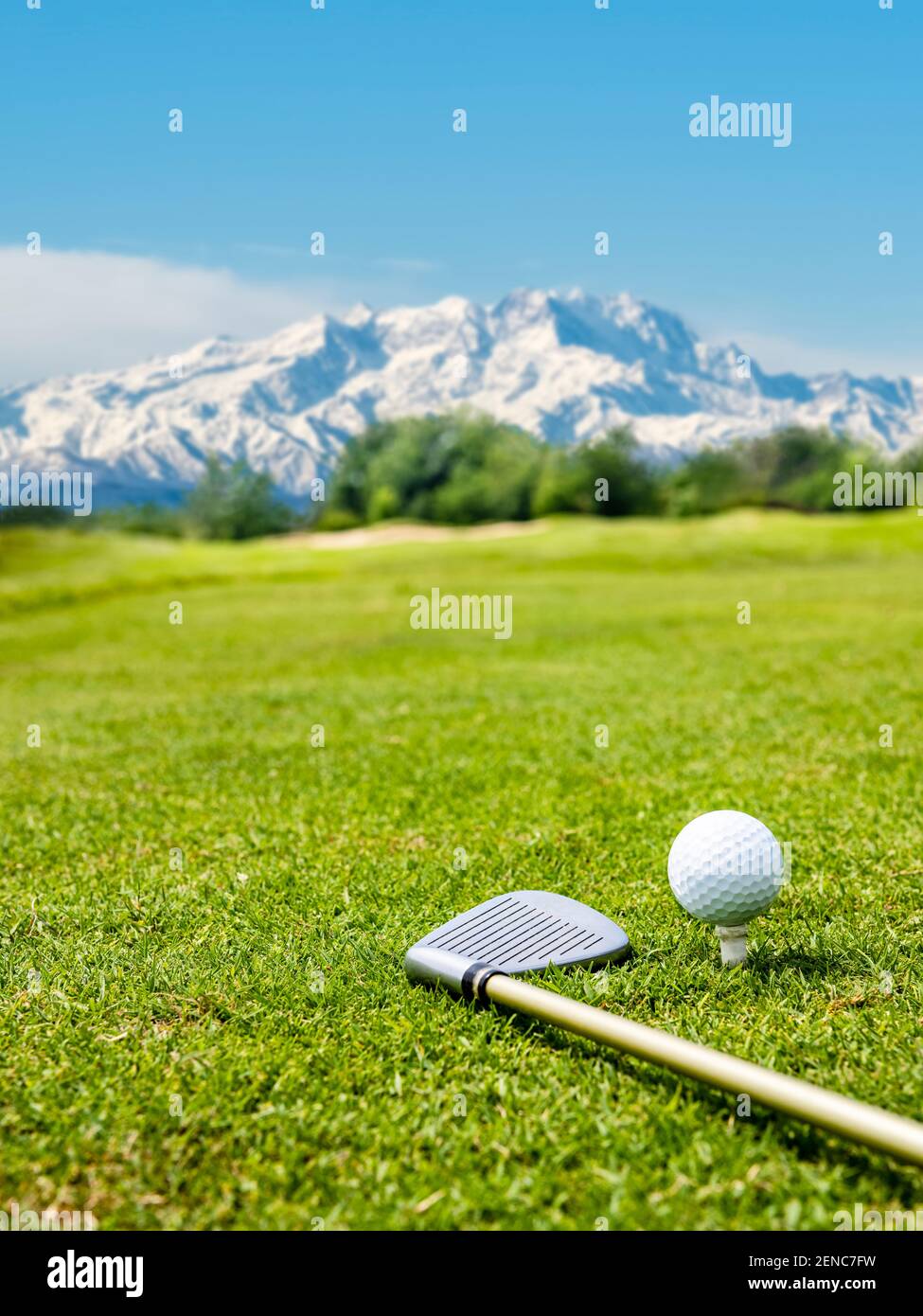 Pelota de golf con club de golf con Mount Rosa en el antecedentes Foto de stock