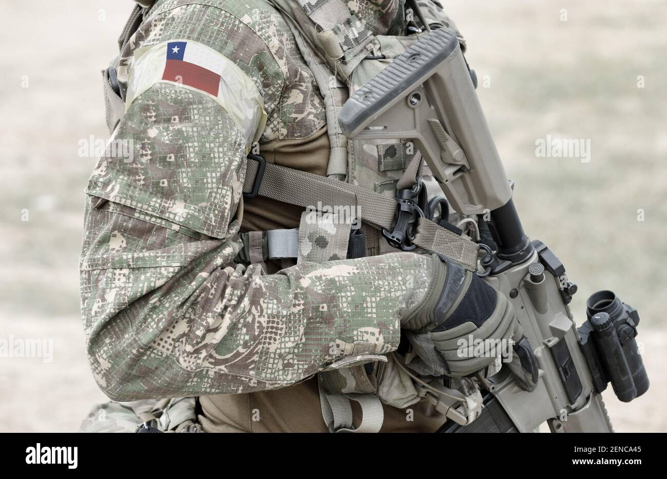 Soldado con rifle de asalto y bandera de Chile en uniforme militar. Collage  Fotografía de stock - Alamy