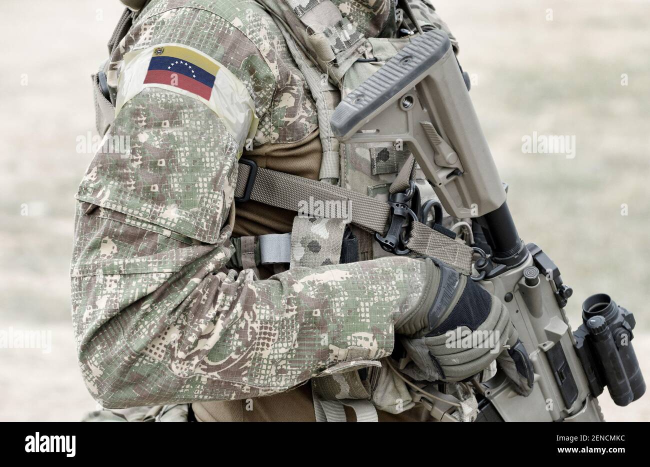 Soldado con rifle de asalto y bandera de Venezuela en uniforme militar. Collage. Foto de stock