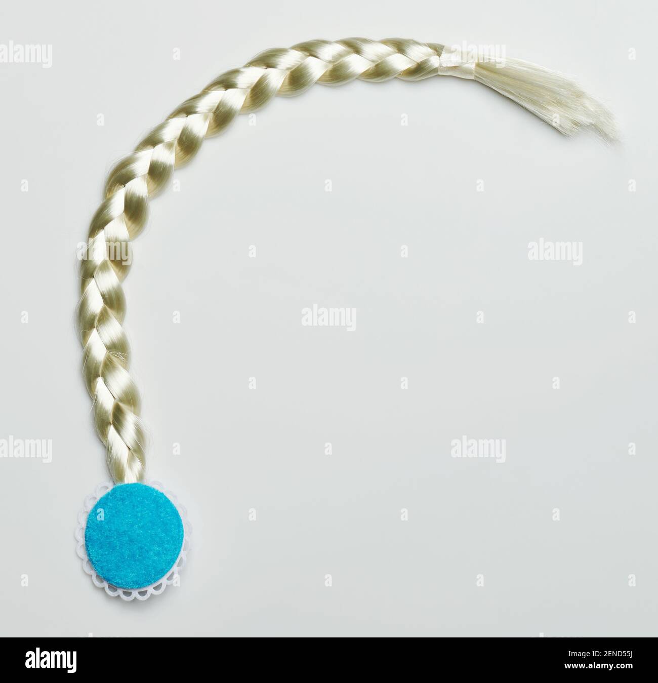 Trenza larga blanca con accesorio azul aislado sobre blanco fondo de estudio Foto de stock