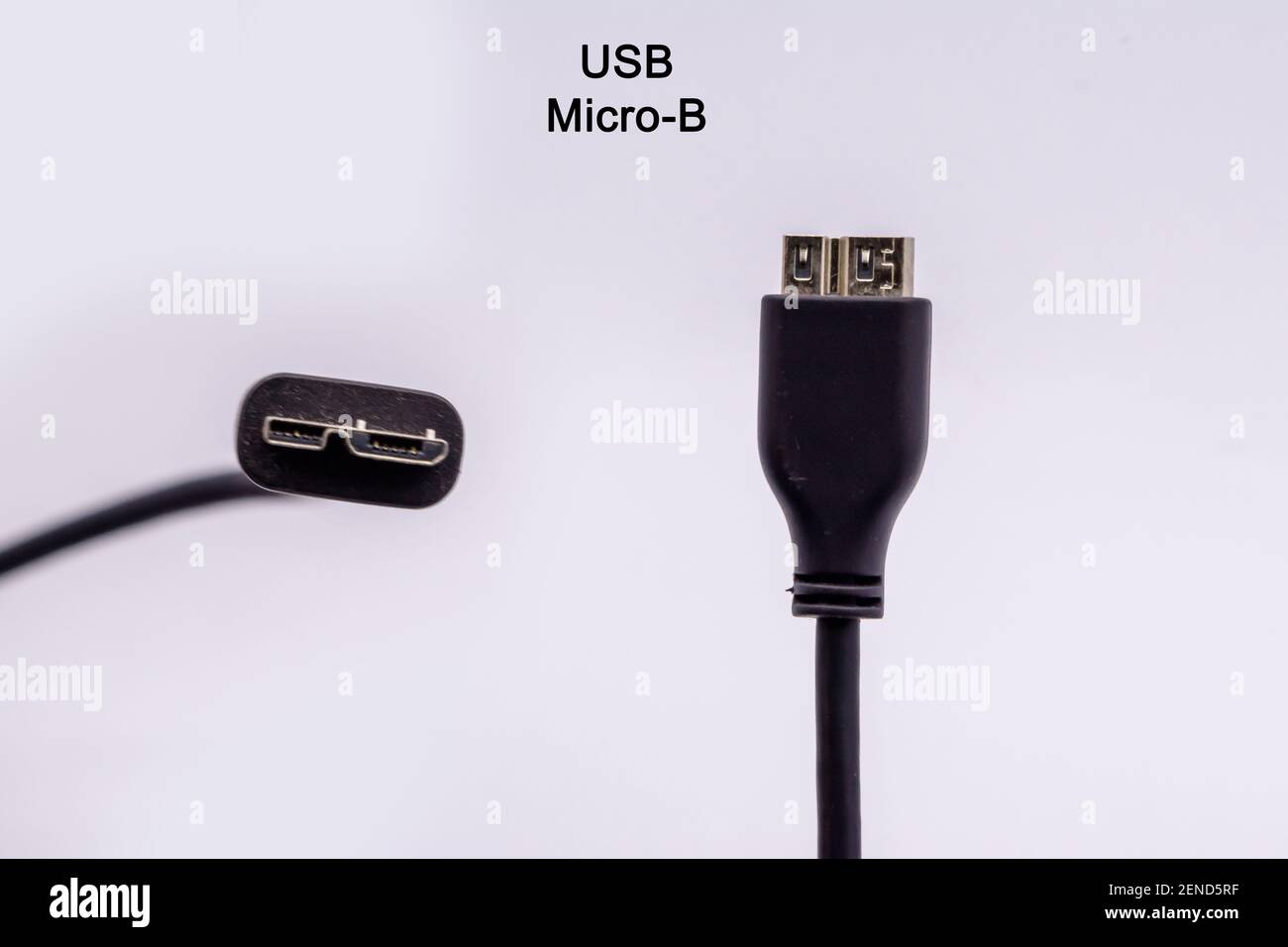 Cable micro USB tipo B desde diferentes ángulos aislado contra fondo  blanco. Cable del conector del disco duro externo Fotografía de stock -  Alamy