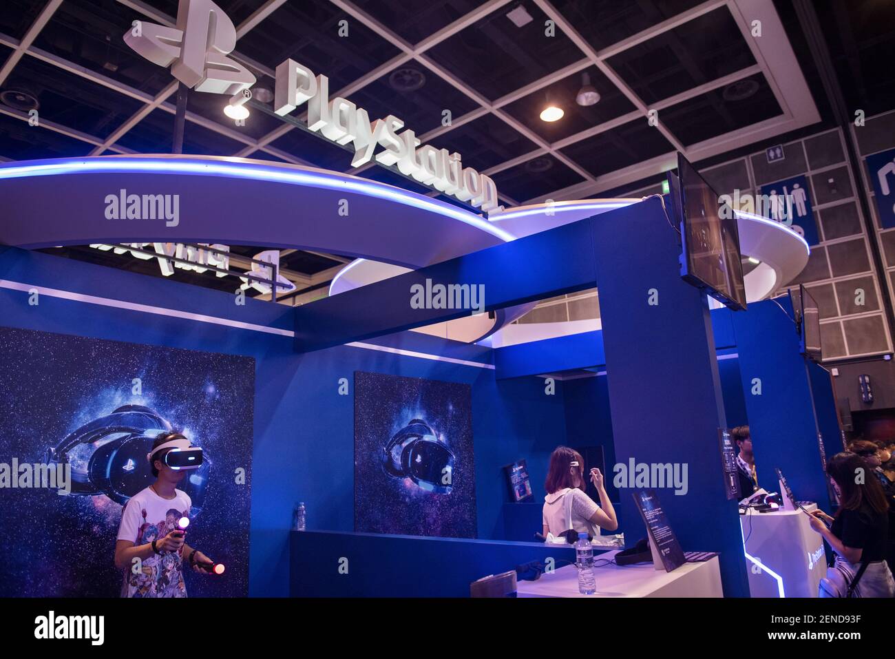 Se Ve A Los Visitantes Jugando Con Un Juego De Realidad Virtual Vr En El Stand De La Marca Playstation De Sony Durante El Ani Com Games Evento En Hong Kong Foto