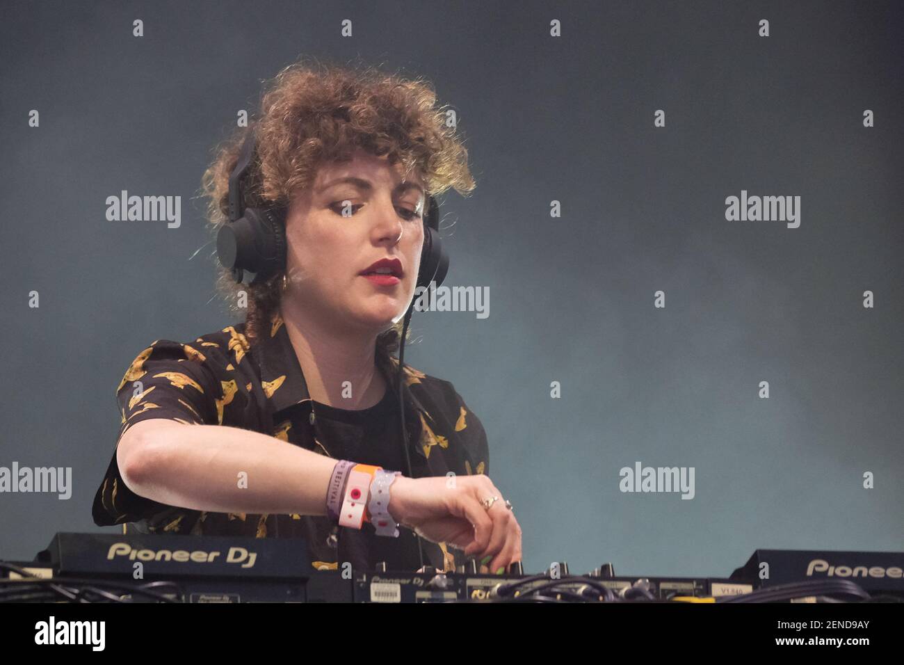 DJ Irlandés y BBC música electrónica de baile radio 1 show host Annie  MacManus , alias Annie Mac, DJ en vivo en el escenario en Camp Bestival,  música familiar y festival de