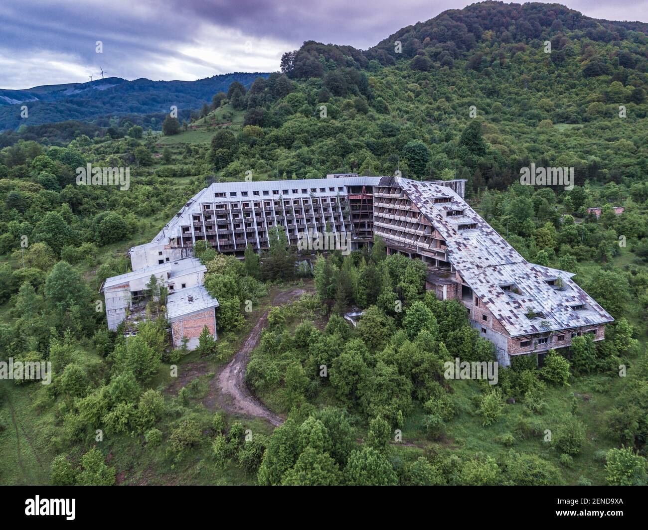 Vista aérea de drone del hotel abandonado en las montañas del bosque  Fotografía de stock - Alamy